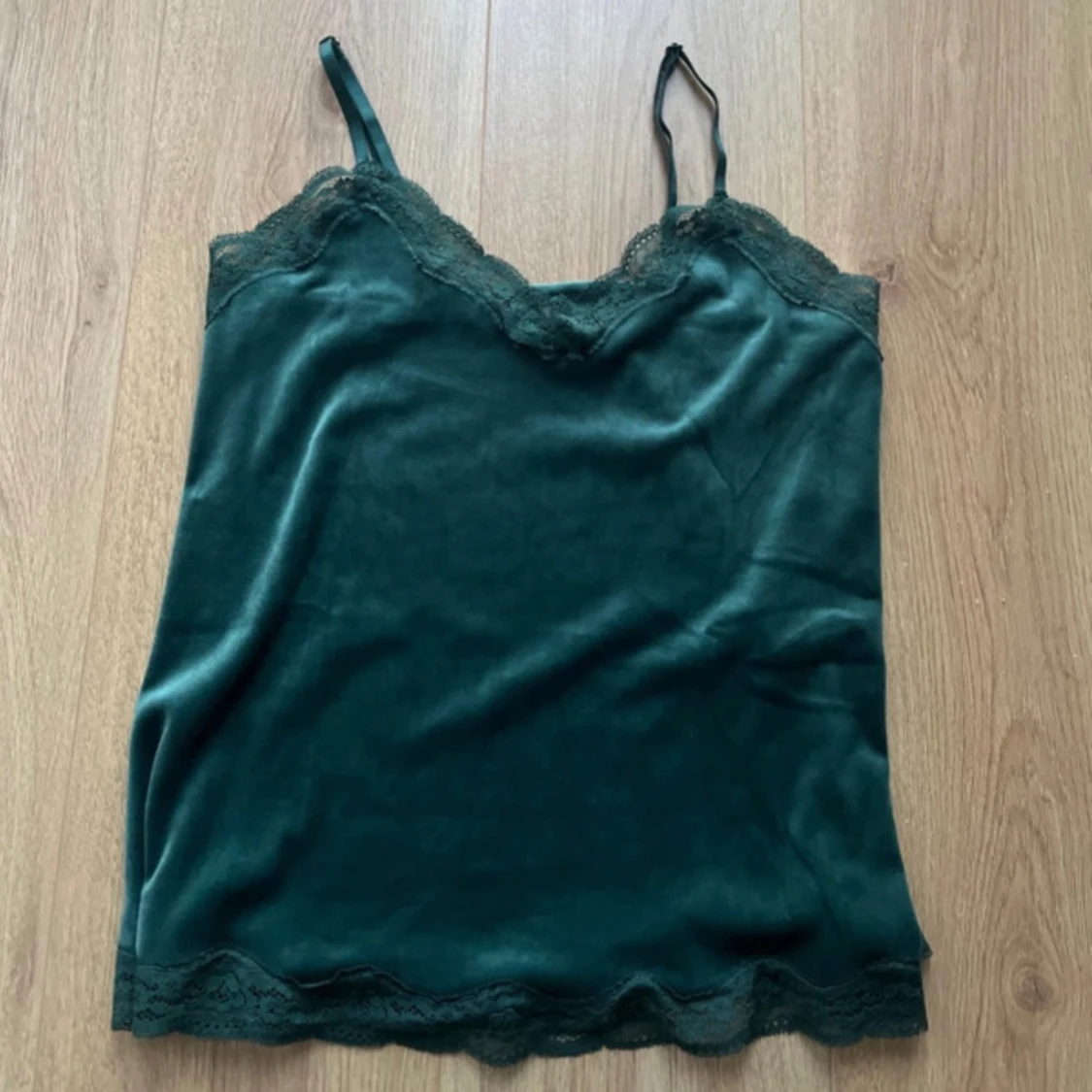 Sammets linne i mörkgrönt med spets