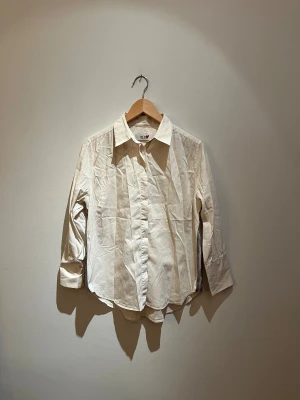 Vit skjorta från Mos Mosh - Klassisk vit skjorta från Mos Mosh med lång ärm och snygga knappar vid manschetten. Skjortan har en rak passform, krage och är tillverkad i mjuk bomull. Perfekt för en clean och stilren look.