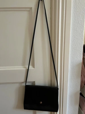 Svart axelväska från H&M - Ganska liten väska men får plats med mycket, säljer pga nästan aldrig använd.