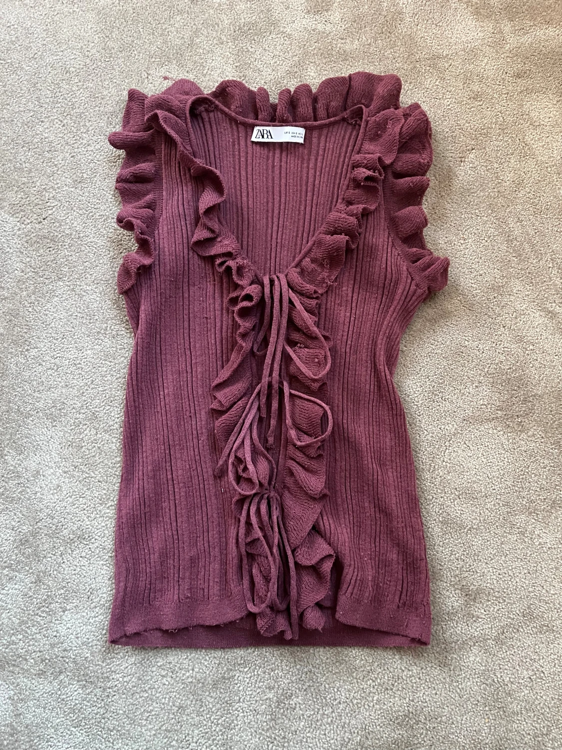 Vinröd ribbad topp med volanger från Zara - 1