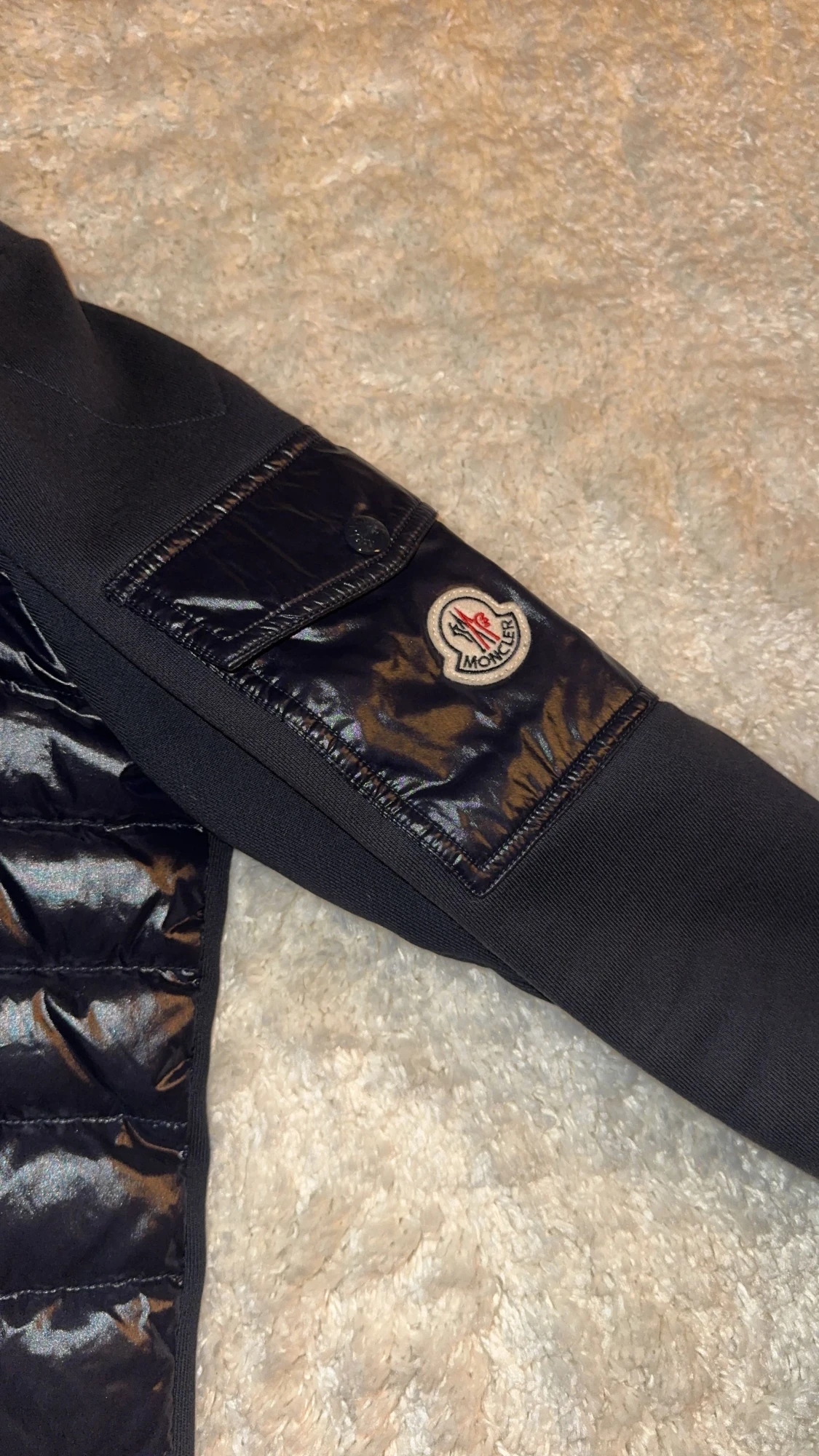 Svart pufferjacka med huva från Moncler - 1