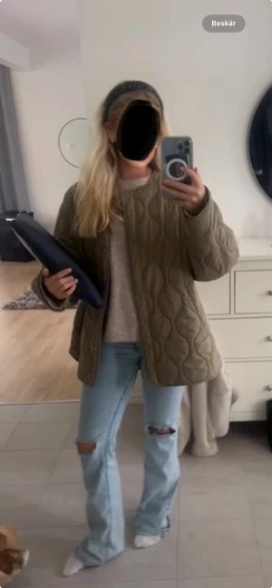 Grön pufferjacka - Superfin grön pufferjacka från H&M! Knappt använd och i superfint skick!❤️