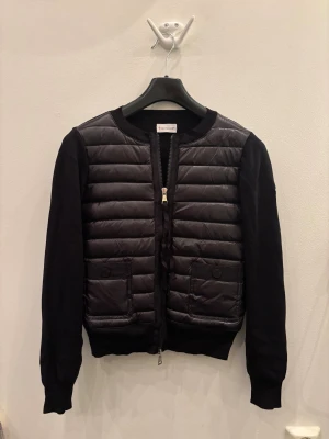 Moncler Cardigan - Snygg svart jacka från Moncler. Perfekt jacka lm man vill hålla sig lite extra varm. | Inga defekter | Använda max 4-5 gånger | Kom DM för frågor💕