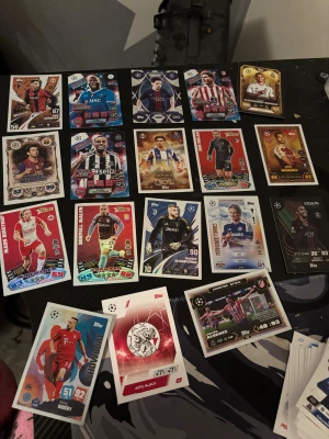 Topps Match Attax Champions League Fotbollskort - Samling av coola Topps Match Attax Champions League fotbollskort med kända spelare och specialkort. Perfekt för dig som älskar fotboll, samlar på kort eller vill byta med vänner. Färgstarka och snygga kort som gör din samling unik! 3 för 30 eller 1 för 15 för speciellt kort man vill ha skriv dm