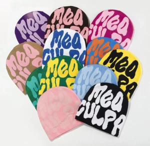 Färgglada MEA CULPA mössor i olika färger - Unika mössor med MEA CULPA-tryck i flera färgkombinationer som lila, brun, svart, blå, grön, orange, rosa och vit. Stickad design med coolt, grafiskt mönster. Perfekt för dig som vill sticka ut och addera färg till din stil. Finns både med ljusa och mörka färger.  49kr+ frakt/styck