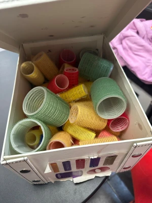 Färgglada hårspolar i plast - 25 st hårspolar i olika storlekar och färger som grönt, gult, rött och blått. Spolarna är gjorda av plast med kardborre för att enkelt fästa i håret och skapa volym eller lockar. Perfekt för dig som vill styla håret hemma på ett smidigt sätt.