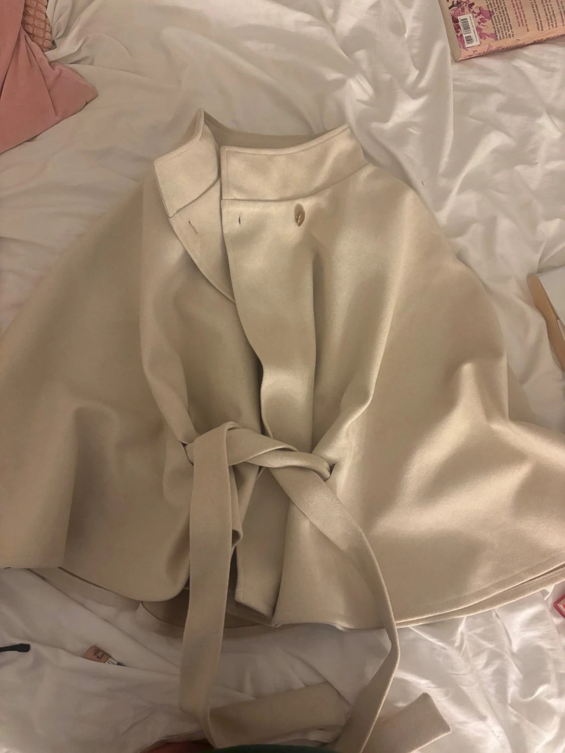 Beige kappa med bälte