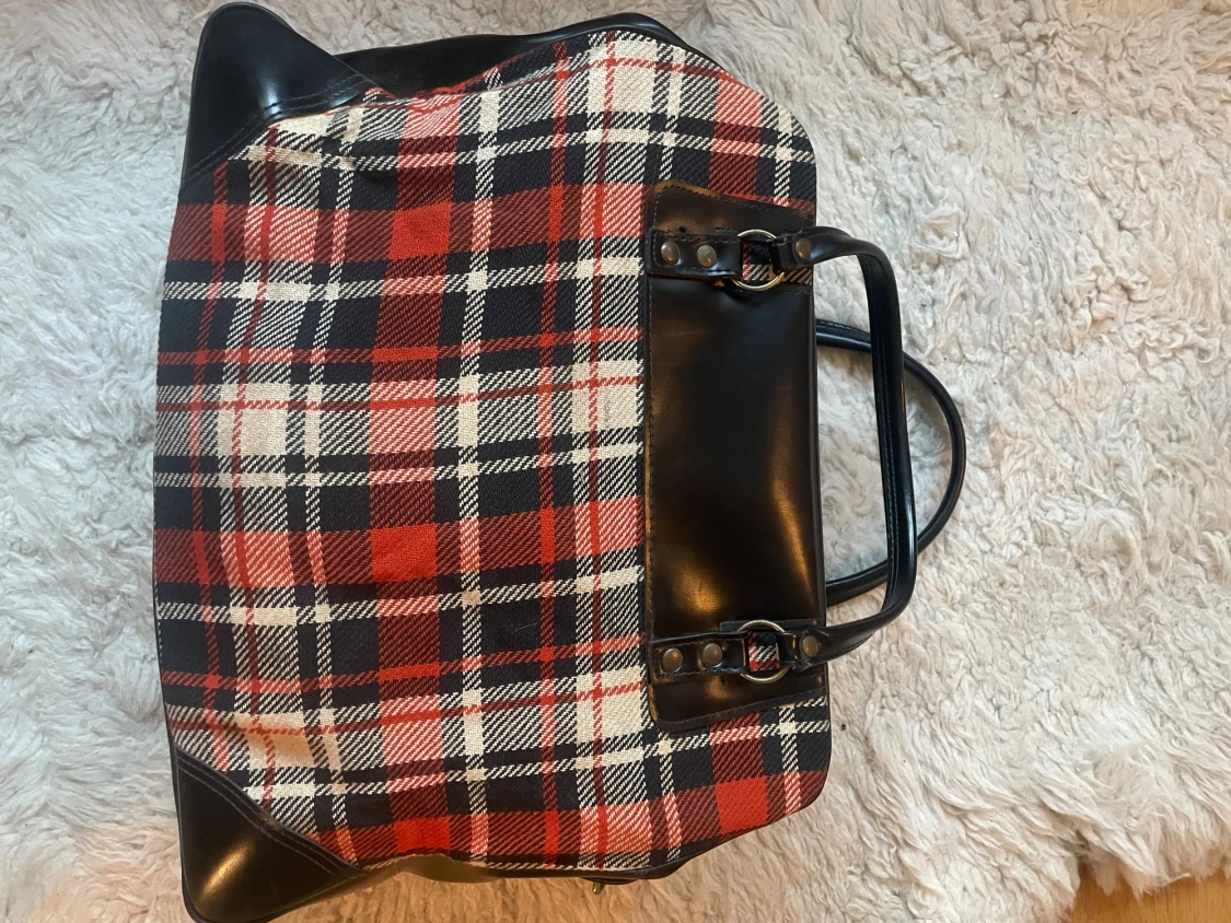 Rutig vintage  handväska med svarta skinnhandtag