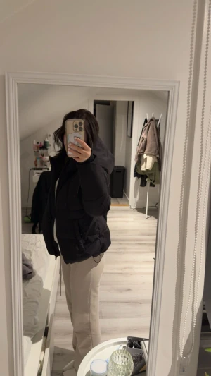 Jacka - Jätte skön och varm jacka från stradivarius. Köpt för någon månad sen så i nyskick💗