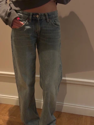 Snygga ljusblåa  low waist wide  jeans - Säljer ett par ljusblåa low wait jeans från Zara alldrig använda 