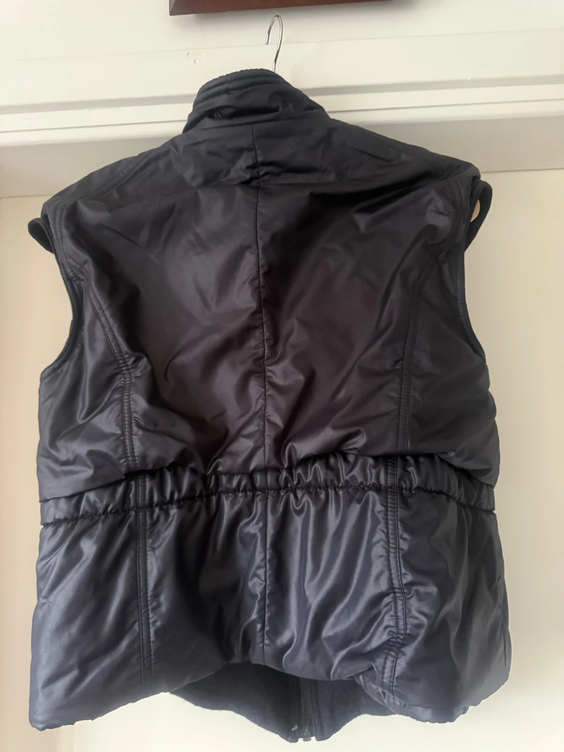 Svart dunväst med dragkedja - 1