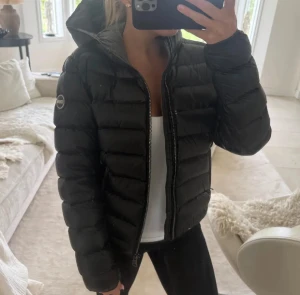 Colmar jacka  - Säljer min Colmar jacka i storlek 44 IT vilket motsvarar M. Köpte den på Miinto för 5500 och har använt den väldigt väldigt skonsamt så inge defekter finns, den är som ny, därmed priset. Jackan är i en modell som tål regn/slaskregn. Jag är 163cm lång och bär oftast xs-S på mina kläder, eftersom Colmar storlekar är väldigt små så passar deras M mig perfekt! 