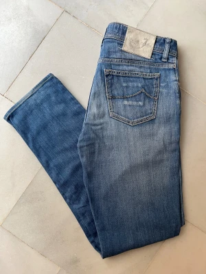 Jacob Cohen 688 Comfort jeans  - Snygga Jacob Cohën jeans i modellen 688 comfort i väldigt bra skick  —————————————————————————             📐| Storlek: w34                                                     👖| Märke: Jacob Cohën                                        🔎 | Skick: 9/10                                                        💵 | Ny Pris: 5199kr                                                 ✍🏻 | Skriv om du har några frågor