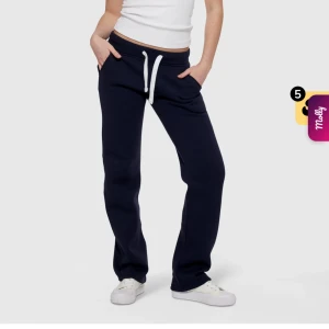 RUSSEMERCH mjukisbyxor long edition  - Säljer ett par mörkblåa mjukis byxor från RUSSEMERCH, säljer även zip hoodie på min profil. Haft i ca 4 månader men vill köpa en annan färg så säljer detta ist. Bra skick och inga defekter. Ord pris 549kr