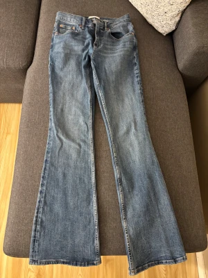 Blå bootcut jeans från Gina tricot  - Snygga blå bootcut jeans från Gina tricot i storlek 36. Säljer dom då de tyvärr blev för korta för mig så de är helt oanvända🩷