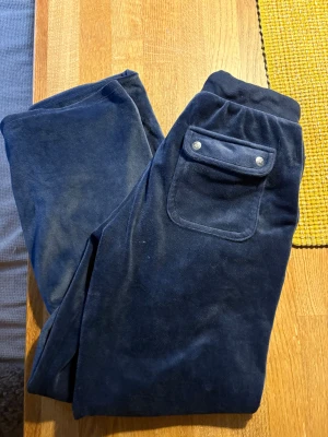 Juciy Couture byxor - Helt nya Juicy byxor, aldrig använda eller tvättade så dem är mycket mjuka. Storleken är ”11” år men skulle snarare säga att de är en äkta xxs/xs men det beror också på hur lång du är. Själv säljer jag dem pga att de tyvärr var lite för korta i längden men perfekta i midjan/bena. Jag är 165cm så skulle säga att de passar 160cm och kortare. Ny pris 1100kr! Skickar samma dag och svarar snabbt 💞📦