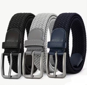 Flätade bälten i svart, grå och marinblå - Säljer tre snygga flätade bälten i svart, grå och marinblå färg. Bältena har klassisk metallspänne och detaljer i matchande skinnimitation. Perfekt för att ge din outfit en stilren touch. Passar både jeans och chinos.
