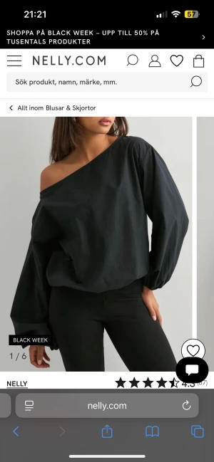Svart offshoulder blus från Nelly - Snygg svart blus från Nelly med offshoulder-design och vida ärmar. 