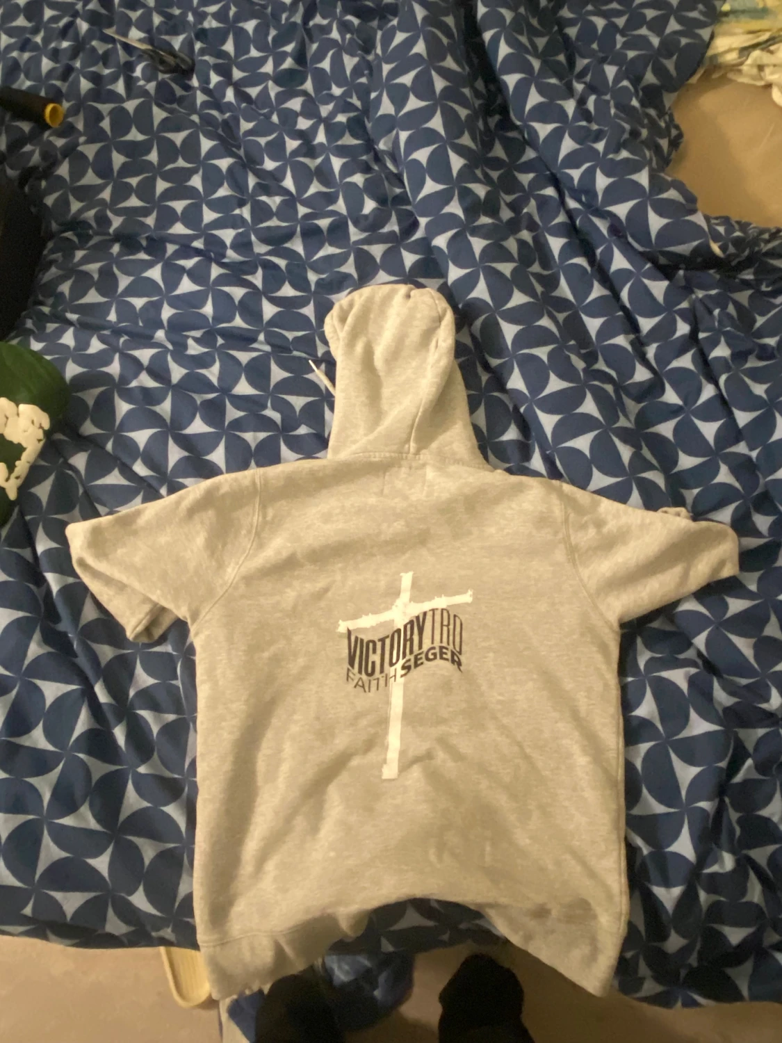 Grå hoodie med tryck och huva - 1