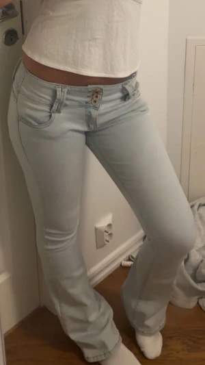 Ljusblå bootcut jeans med låg midja - Snygga ljusblå jeans med bootcut och låg midja. 🩷🩷 