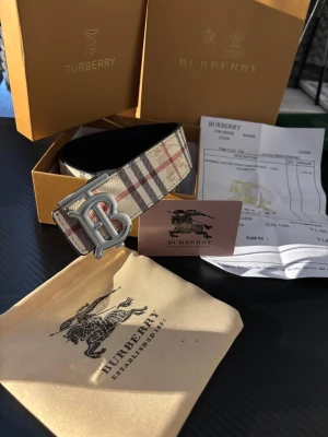 Burberyybälte med giftbox - Helt ny kommer med borr och giftbox i köpet. Den är även 2 sidor 