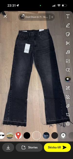 Svarta wide jeans från Zara - Säljer ett par svarta jeans från Zara med breda ben och råa, fransiga benslut. Jeansen har klassisk femficksdesign och hög midja. Materialet är kraftig denim i bomull och passformen är loose och trendig.