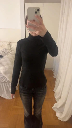 Svart tröja med polo - Svart figursydd tröja med polo krage!