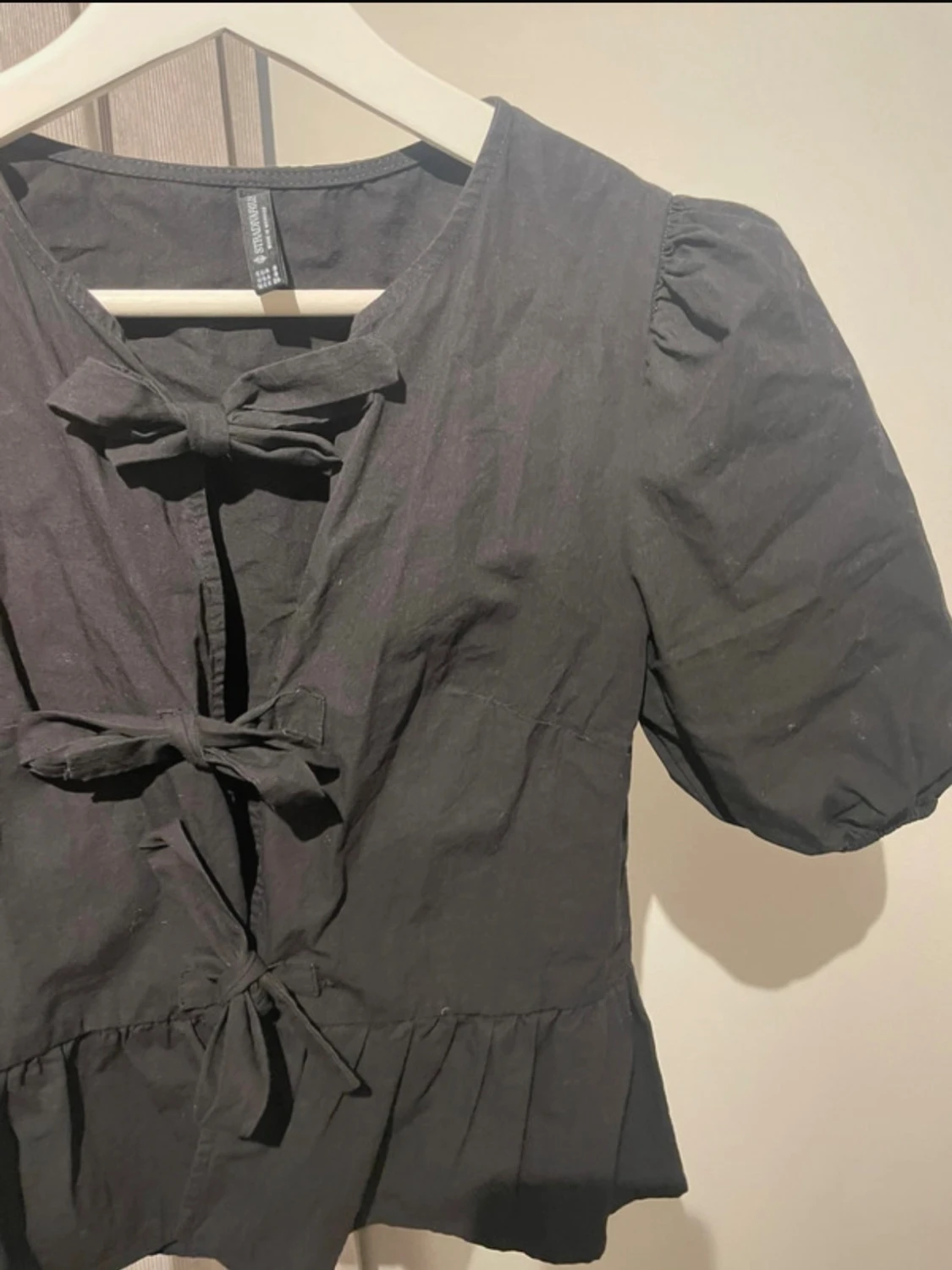 Svart blus med rosetter från Stradivarius  - 1