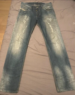 Diesel jeans | Straight Fit - Säljer ett par Diesel jeans med sköna slitningar i storlek W31, pris kan diskuteras vid snabb affär. 