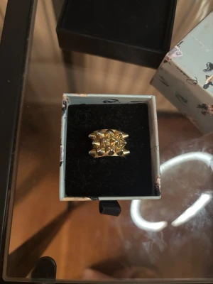Edblad ring taggig  - Säljer denna ring från Edblad i guld och storlek S. Superbra kvalité, säljer för att jag inte använder den längre. Ordinarie pris : 399kr 💗
