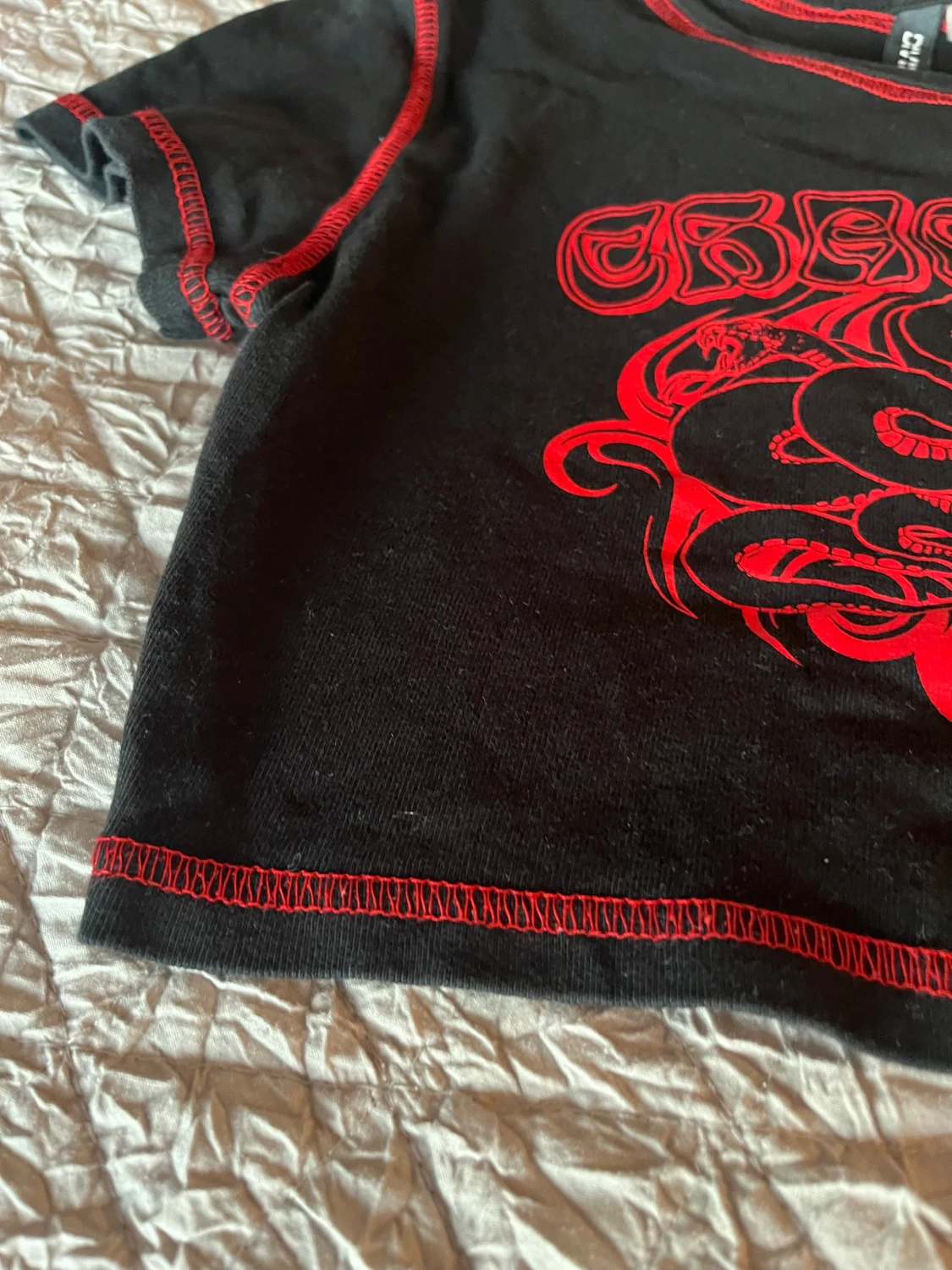 Svart croppad topp med röd print från DIVIDED - 4