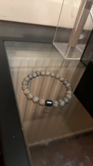 Onewear pärlarmband  - Säljer detta pärlarmband från onewear. Storlek är 19 cm och den är helt oanvänd 💗.            Ordinarie pris : 200kr