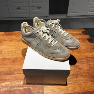 Maison margiela gats - Maison margielas gats i grön/grå, storlek 41 mycket bra skick. Box och skoskydd ingår