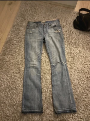 Lågmidjade bootcut jeans - Fina lowwaist bootcut jeans från Gina! Säljer eftersom att dem är för stora på mig, storlek 28/34💕