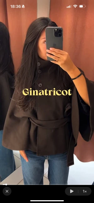 Belt Cape Jacket - Gina Tricot - Så snygg brun kort kappa från gina tricot som endast är använd ett par fåtal gånger. Passar till alla outfits. Storlek M/L men passar även S. Ord pris - 499