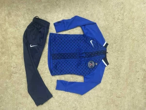 Blå Nike träningsbyxor PSG - Säljer ett par snygga mörkblå träningsbyxor från Nike med vit logga på benet. Byxorna är i mjukt och lätt material, perfekta för fotboll eller träning. Elastisk midja med snörning för skön passform. Matchar med PSG-tröja om du vill köra full look.