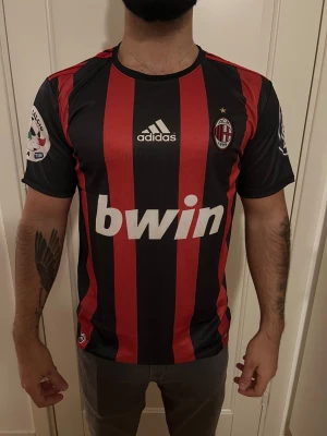 AC Milan Ronaldinho tröja 2008/09 - AC Milan Home kit 2008/09 - Ronaldinho #80         • En tidlös klassiker från Bwin - eran , då magin på San Siro var äkta.