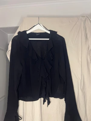 Kofta fråb HM - En tunn kofta perfekt att slänga på sig över klänningar.