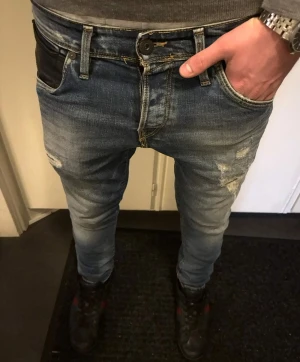 Limiterade jack n jones jeans - Tja! Säljer dessa riktigt snygga limiterade jeans med slitningar från jack n jones | W30 L32 | Färg~Mörkblå | Jag på bilden är 181! Hör av er vid minsta lilla fundering🙌