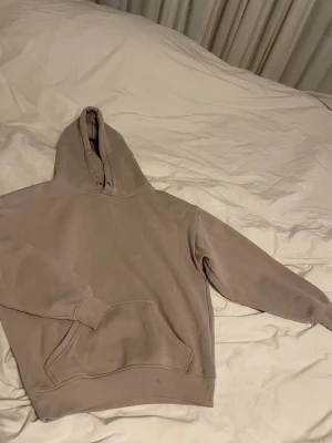 Beige hoodie från Bik Bok XS - Säljer en beige hoodie från Bik Bok i storlek XS. Tröjan har en klassisk huva, magficka och ribbade muddar vid ärmslut och nederkant. Mjuk insida i fleece och enkel, clean look som är lätt att matcha med jeans eller leggings.