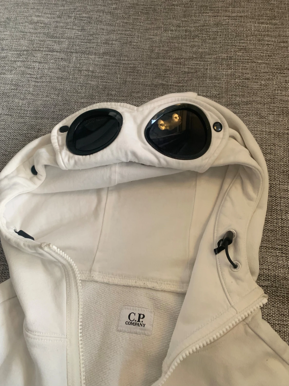 Vit hoodie med goggles från C.P. Company - 3