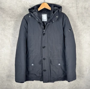 J.Lindeberg Jacka | M - J.Lindeberg Vinterjacka | Bra skick | Storlek M | INGA BYTEN | Fraktar spårbart eller möts upp i Täby 