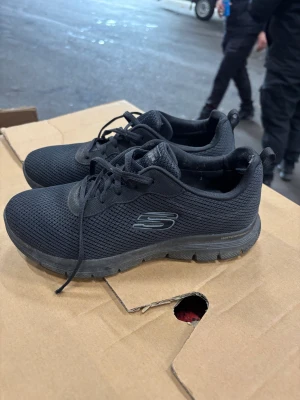 Svarta sneakers från Skechers - Svarta Skechers sneakers .
