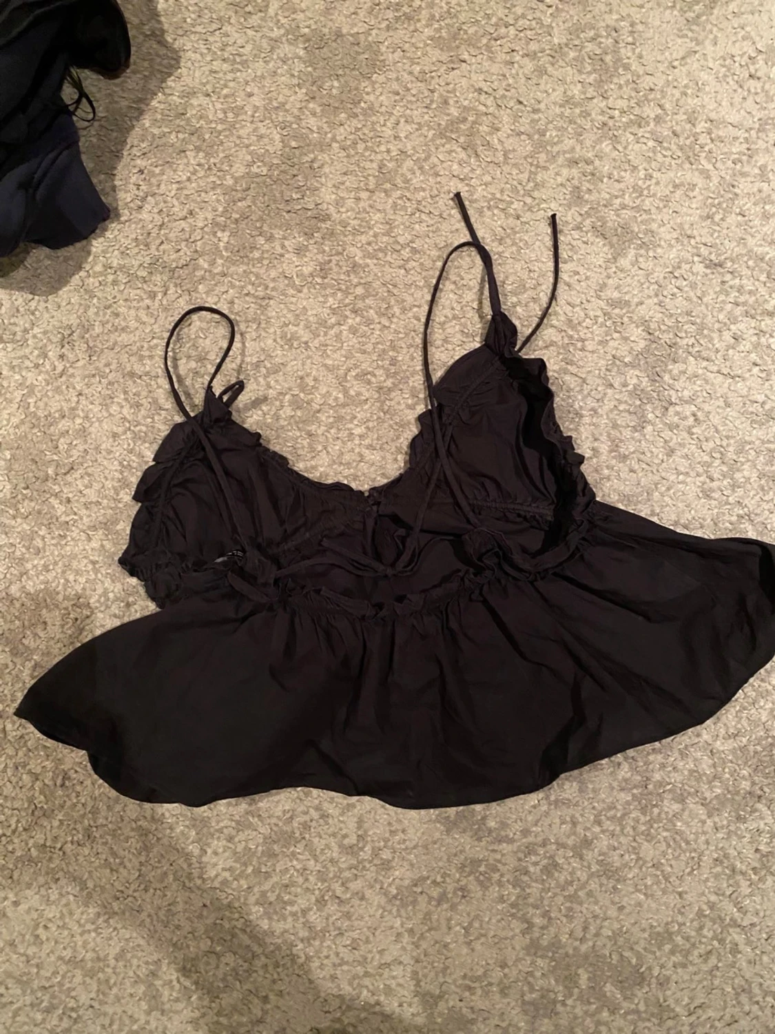 Svart linnetopp med volangdetaljer - 1