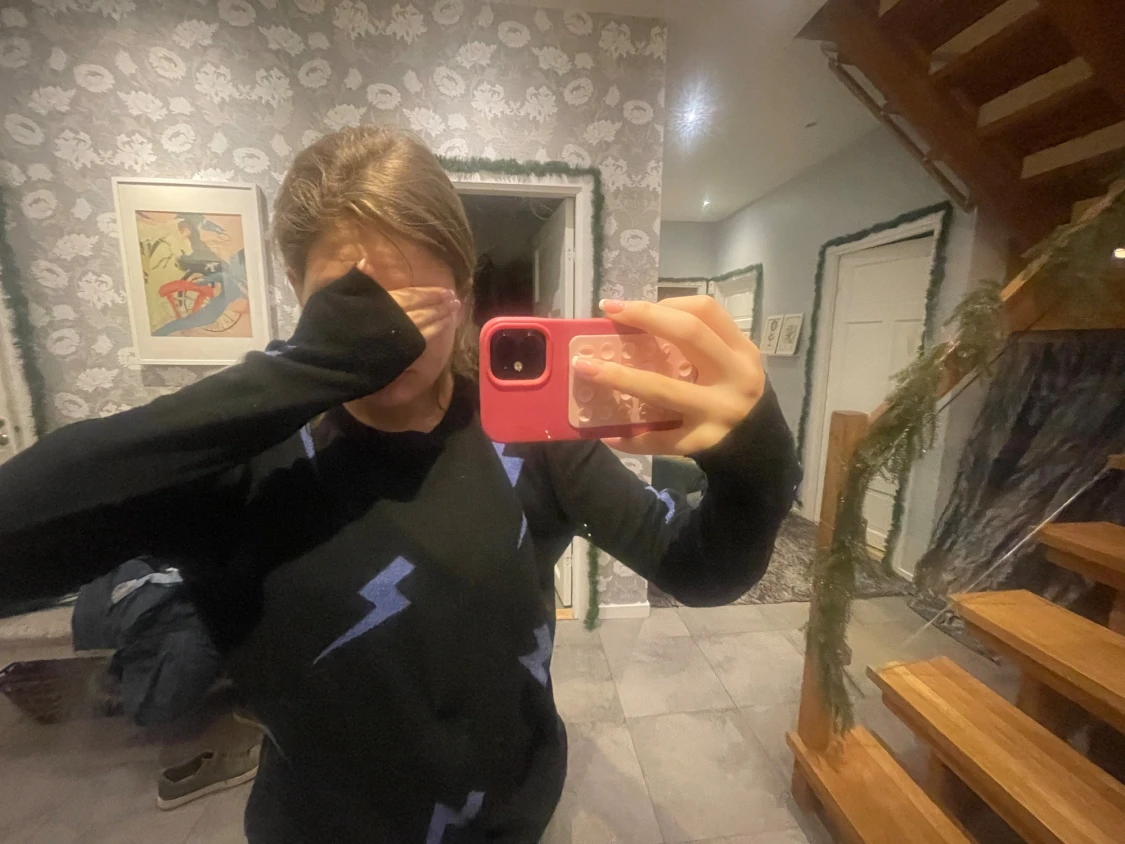 Svart tröja med blå blixtar - 2