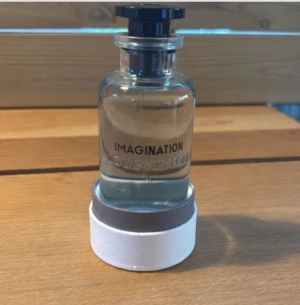 Louis Vuitton Imagination parfym - Imagination Eau de Parfum från Louis Vuitton, 100 ml. Lyxig och stilren parfym som sticker ut med sin exklusiva design. Perfekt för dig som vill ha något unikt och trendigt i din samling. 100 ml