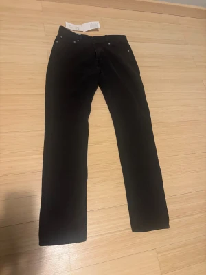  jeans från A Day's March - Stilrena jeans från A days march. Nypriset ligger på 1295. Och dom har aldrig kommit till användning tags finns kvar, möjligtvis kvitto. Hör av vid frågor.