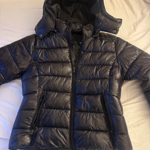 Svart pufferjacka från 157 med huva - Lager 157 jacka använda en vinter fint skick och skön ! Säljer då jag inte använder den längre 