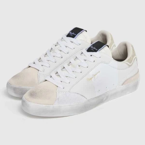 Vita sneakers från Pepe Jeans, strl 38 - Snygga vita sneakers från Pepe Jeans med gulddetaljer och logga i guld på sidan. Skorna har snörning, rund tå och platt sula. Ovandelen är i skinn och mocka med inslag av textil. Baksidan har metallicguld och präglad detalj med '1973'. Perfekta för en trendig vardagslook. Kartongen finns tyvärr inte kvar 