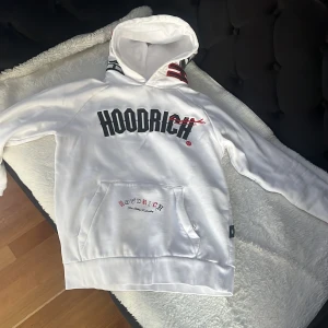 Hoodrich - Hoodrich hoodie, fint skick men defekter finns på luvan, bild 3! . Hör av dig vid intresse.